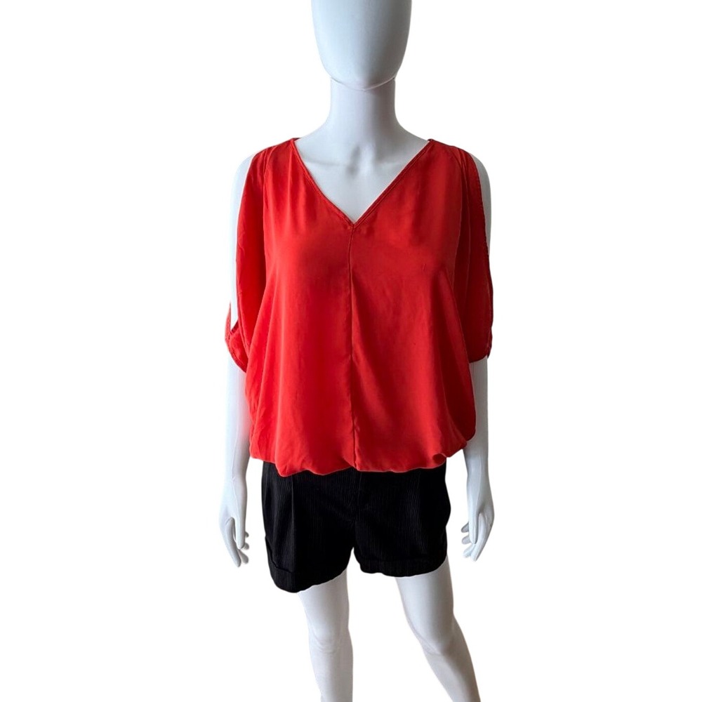 XOXO Womens Red Cold Shoulder Cage Back V-Neck Bubble Hem Blouse Medium